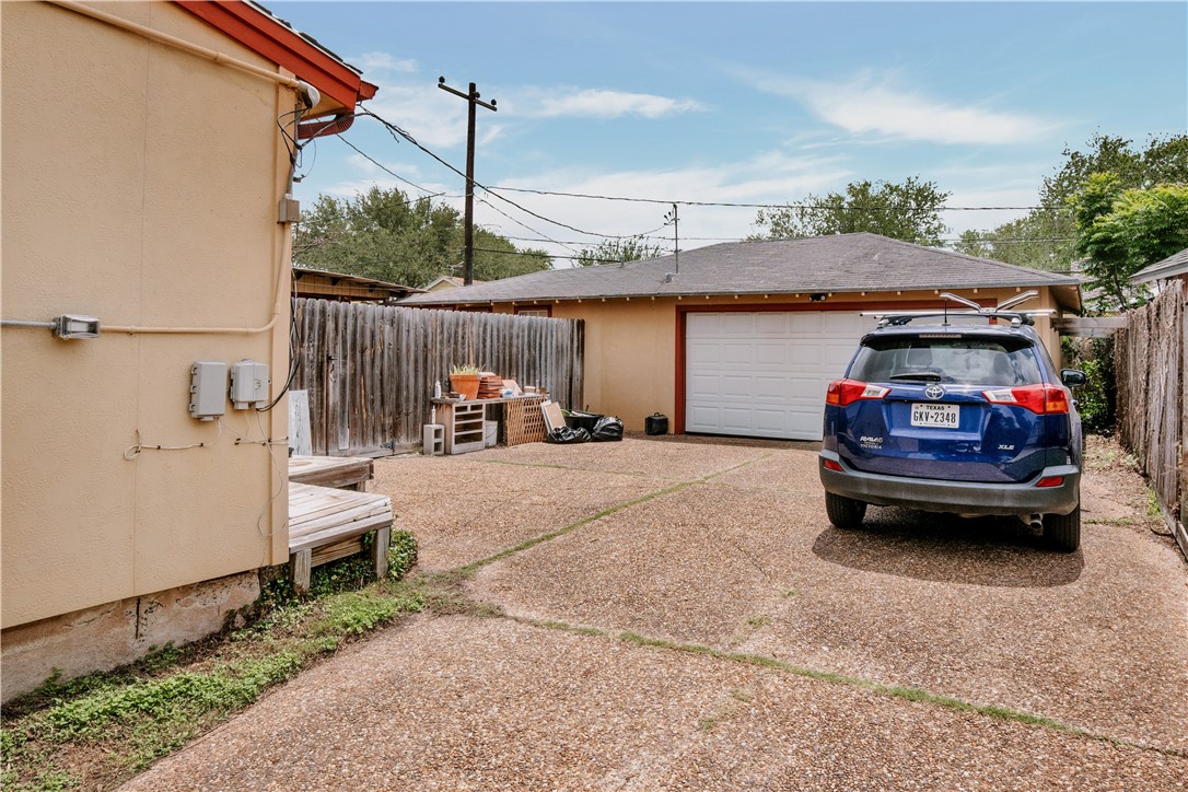 241 Oleander Ave Property Photo 4