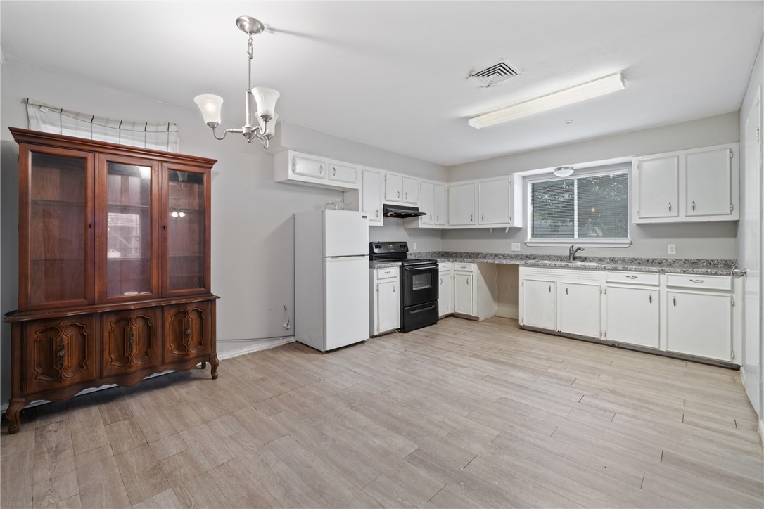 1809 Yale St Property Photo 4