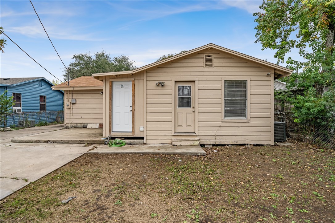 1809 Yale St Property Photo 15