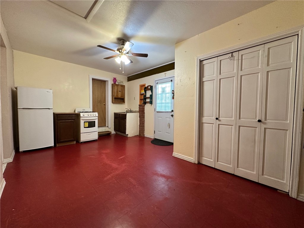 919 W Ave G Property Photo 14