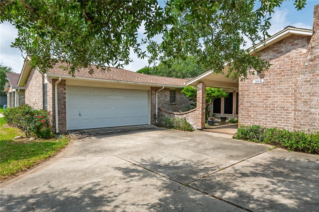 306 San Saba Dr Property Photo 1
