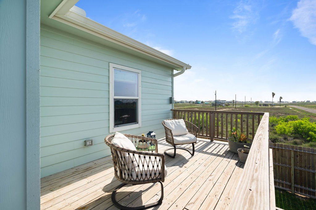 568 W Post Oak Lane Property Photo 8