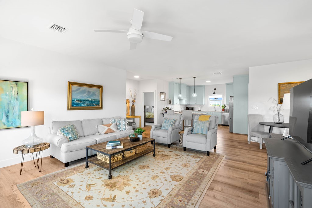 568 W Post Oak Lane Property Photo 9