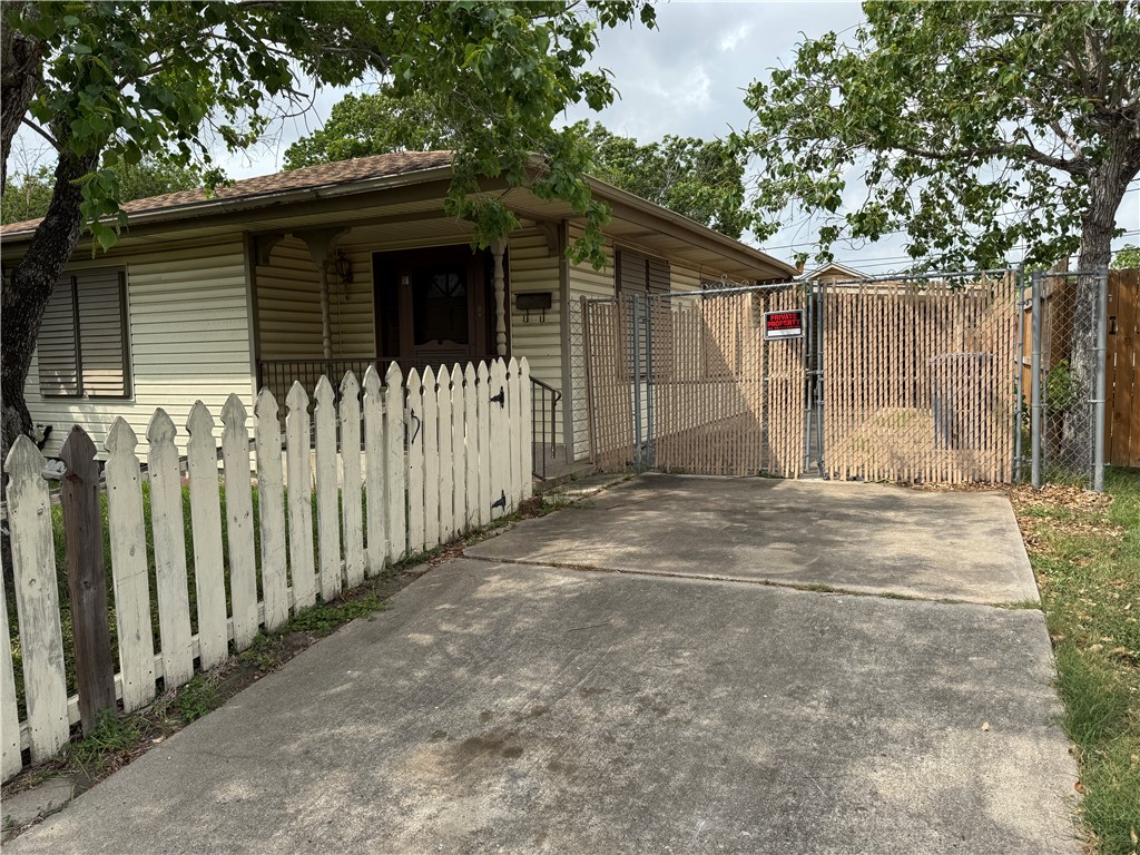 2518 Halsey St Property Photo 2