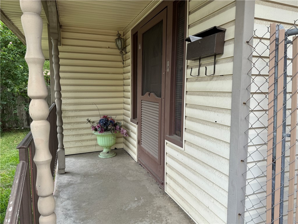 2518 Halsey St Property Photo 3