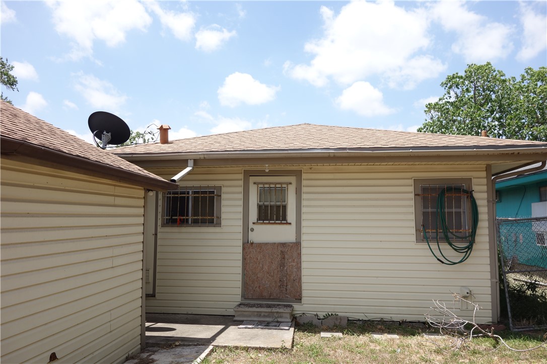 2518 Halsey St Property Photo 6