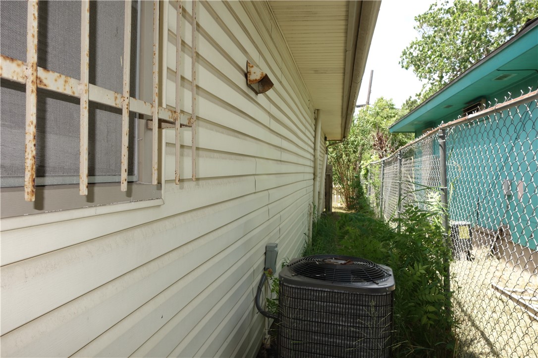 2518 Halsey St Property Photo 7