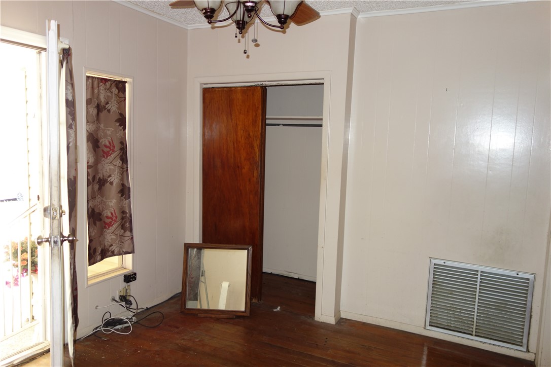 2518 Halsey St Property Photo 8