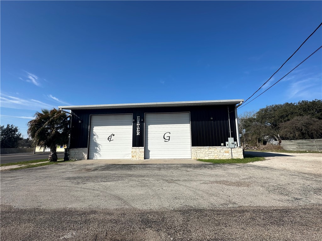 505 E Houston St Property Photo 8