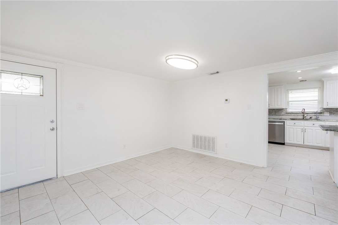 4925 Valley Stream Dr Property Photo 4