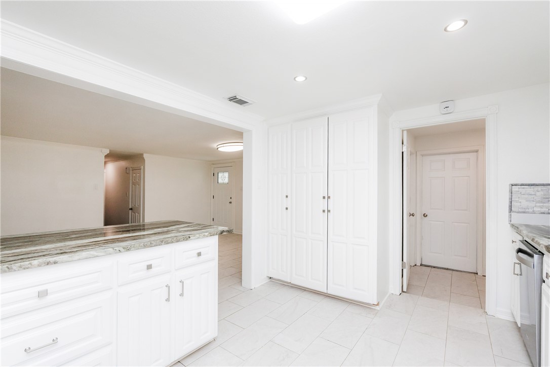 4925 Valley Stream Dr Property Photo 11