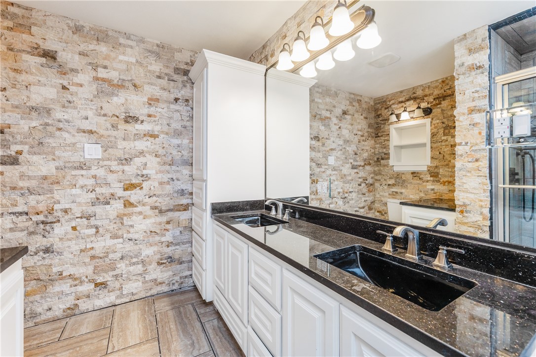 4925 Valley Stream Dr Property Photo 23