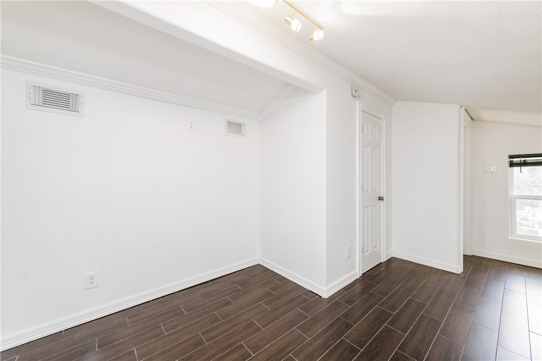 4925 Valley Stream Dr Property Photo 32