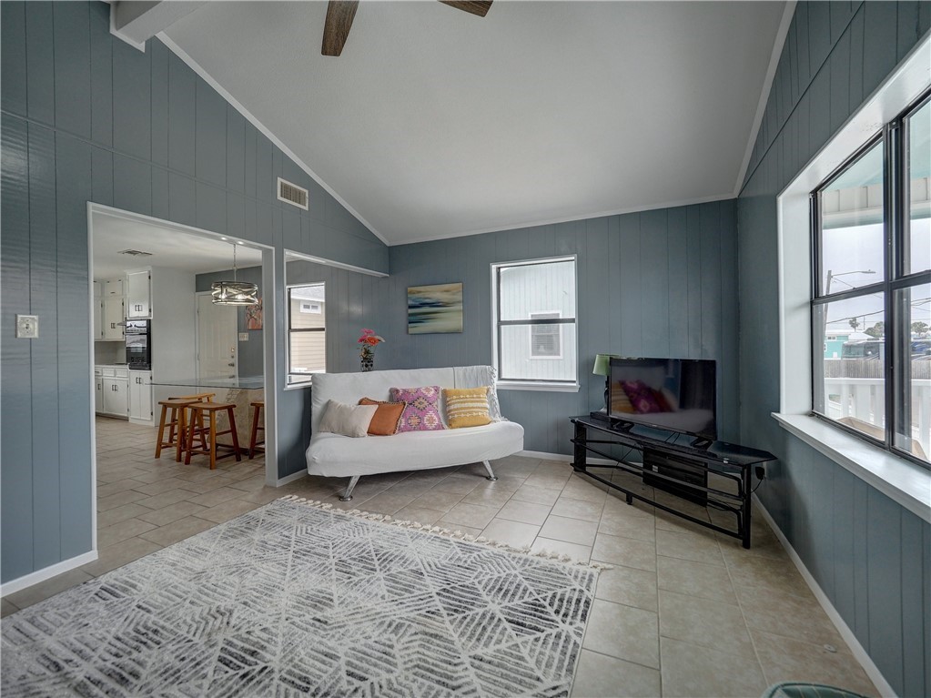 517 W Avenue E Property Photo 3