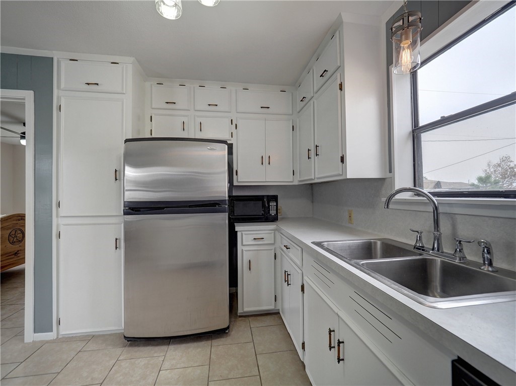 517 W Avenue E Property Photo 9