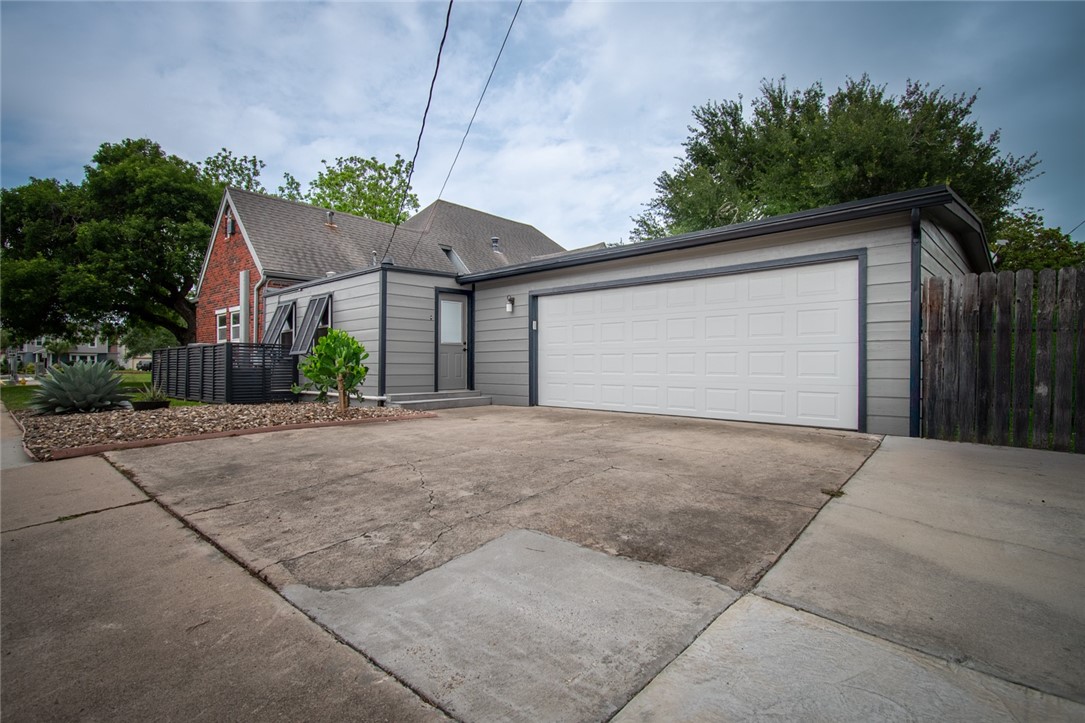 261 Louisiana Ave Property Photo 3