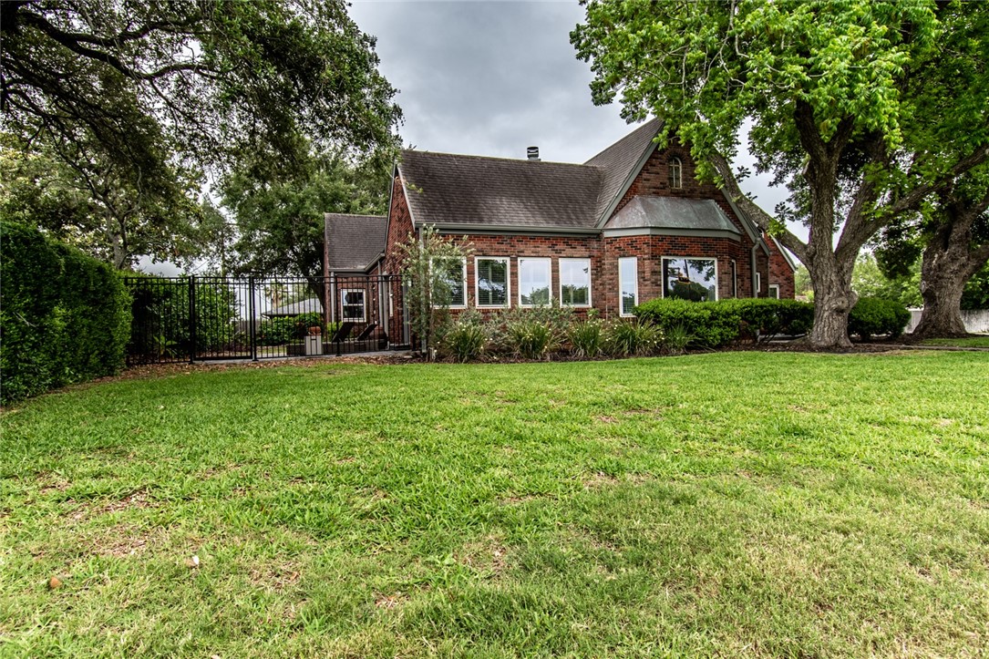261 Louisiana Ave Property Photo 4