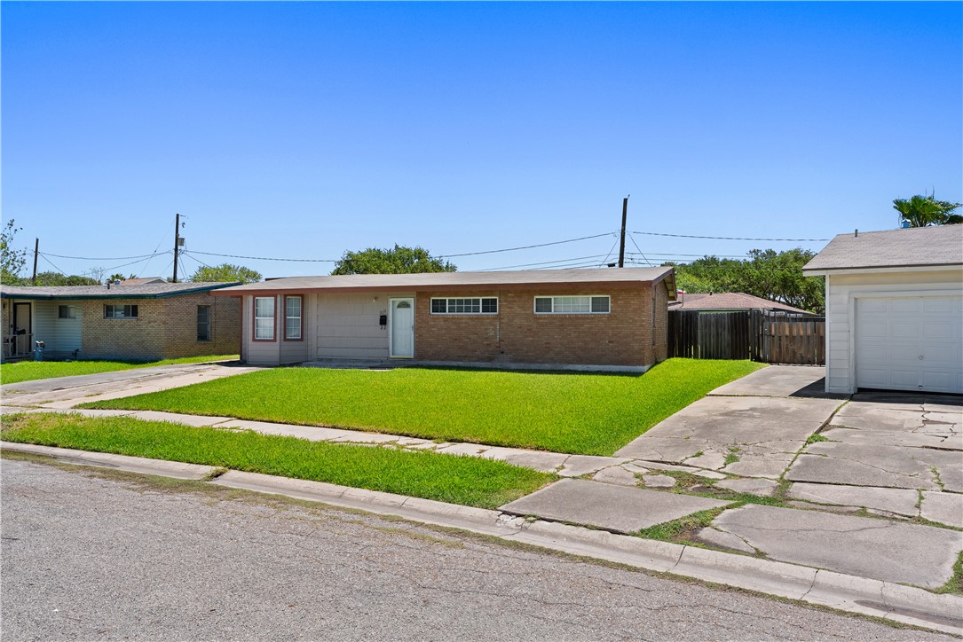 938 Woodlawn Dr Property Photo 3