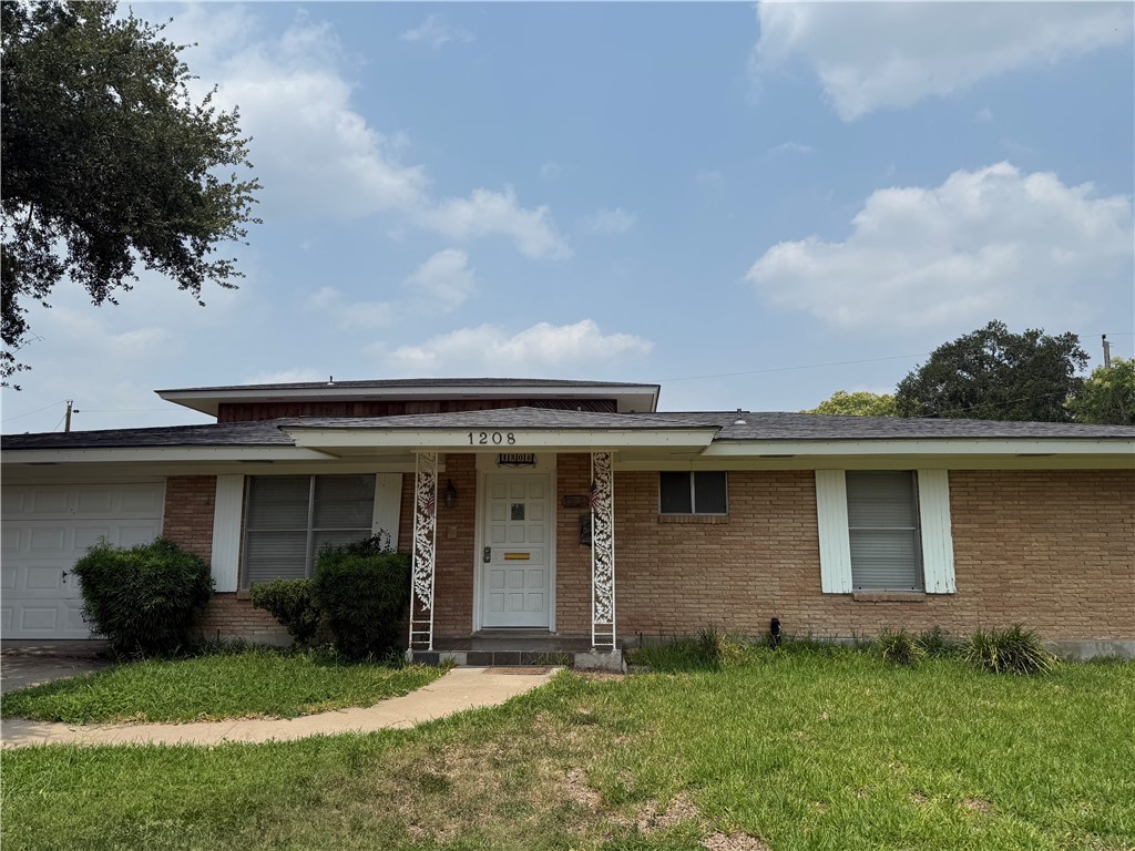 1208 N Woodlawn Dr Property Photo 2