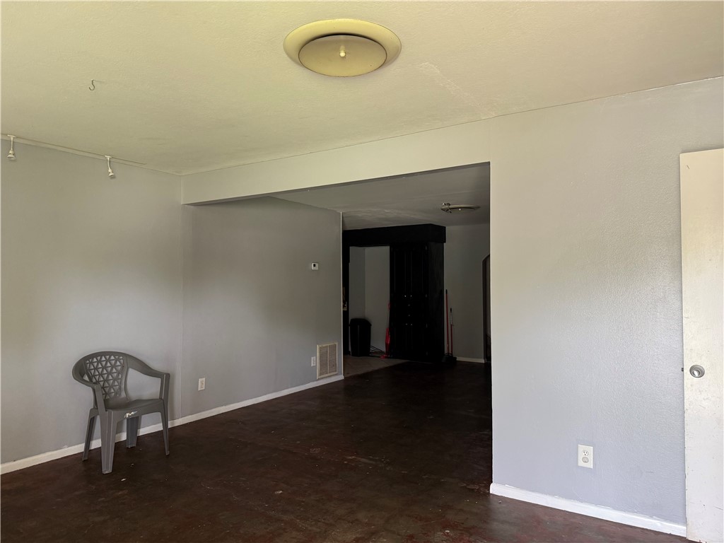 1208 N Woodlawn Dr Property Photo 3