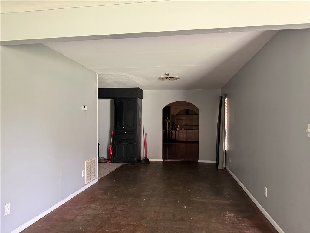 1208 N Woodlawn Dr Property Photo 4