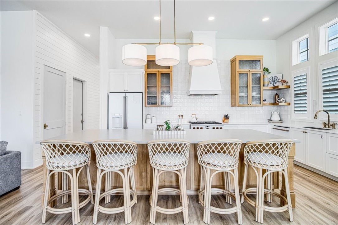 206 Lakeshore St Property Photo 3