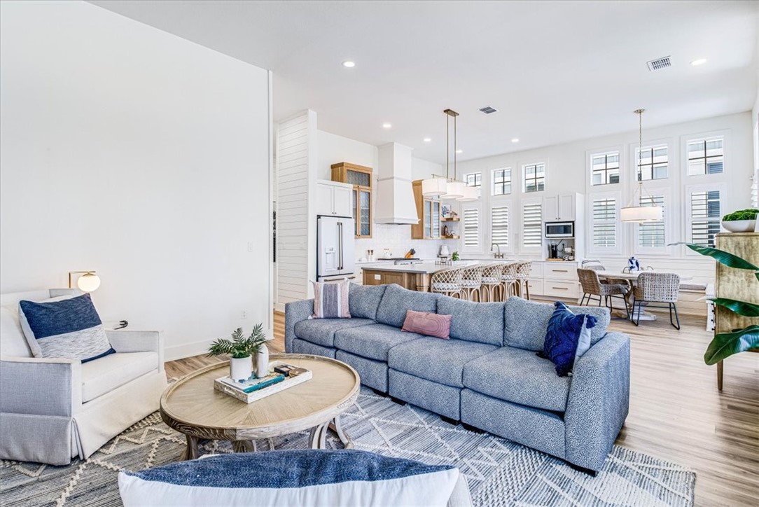 206 Lakeshore St Property Photo 5