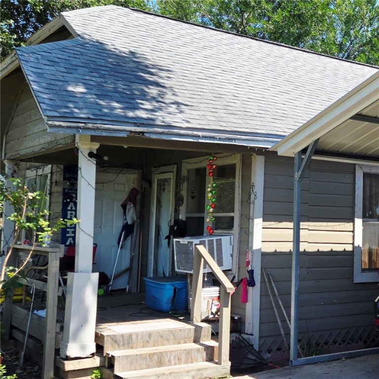 738 W 1st St Property Photo