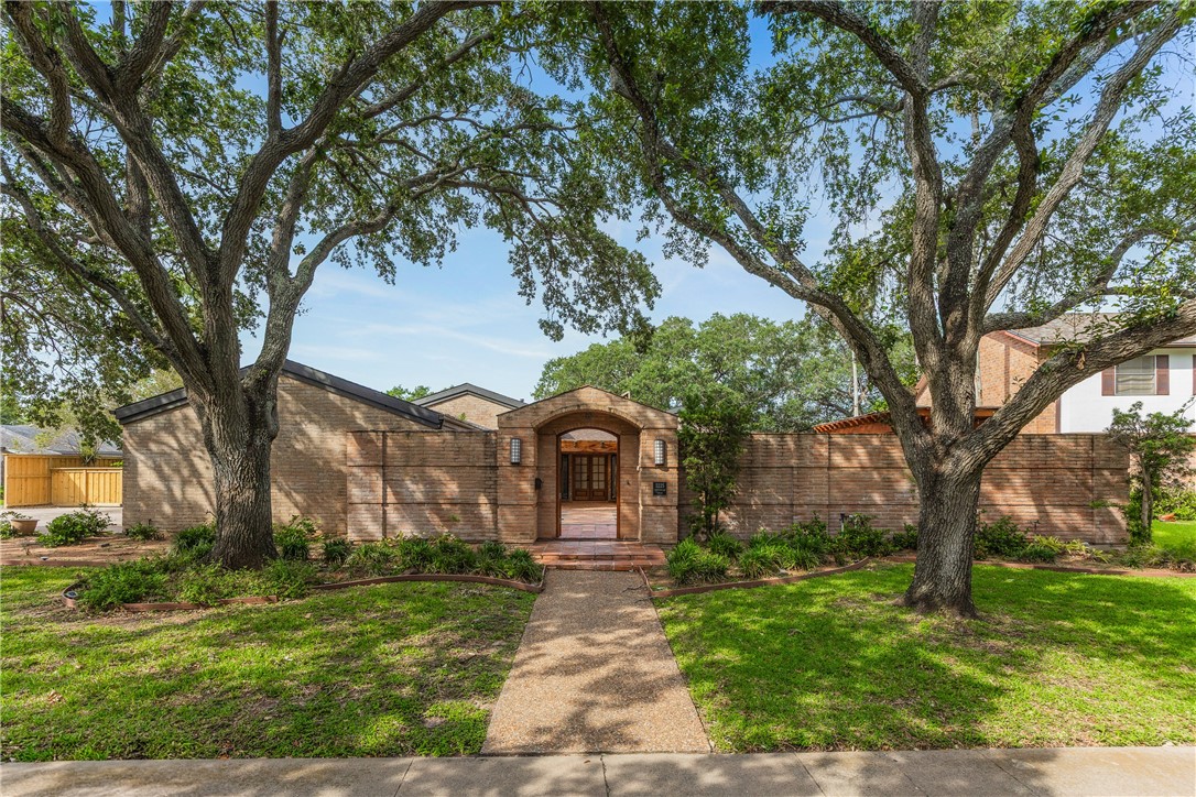 5225 Greenbriar Dr Property Photo
