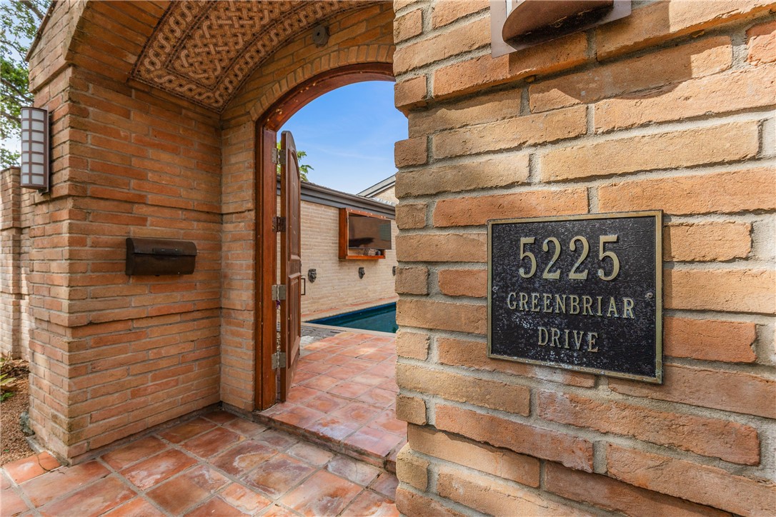 5225 Greenbriar Dr Property Photo 3