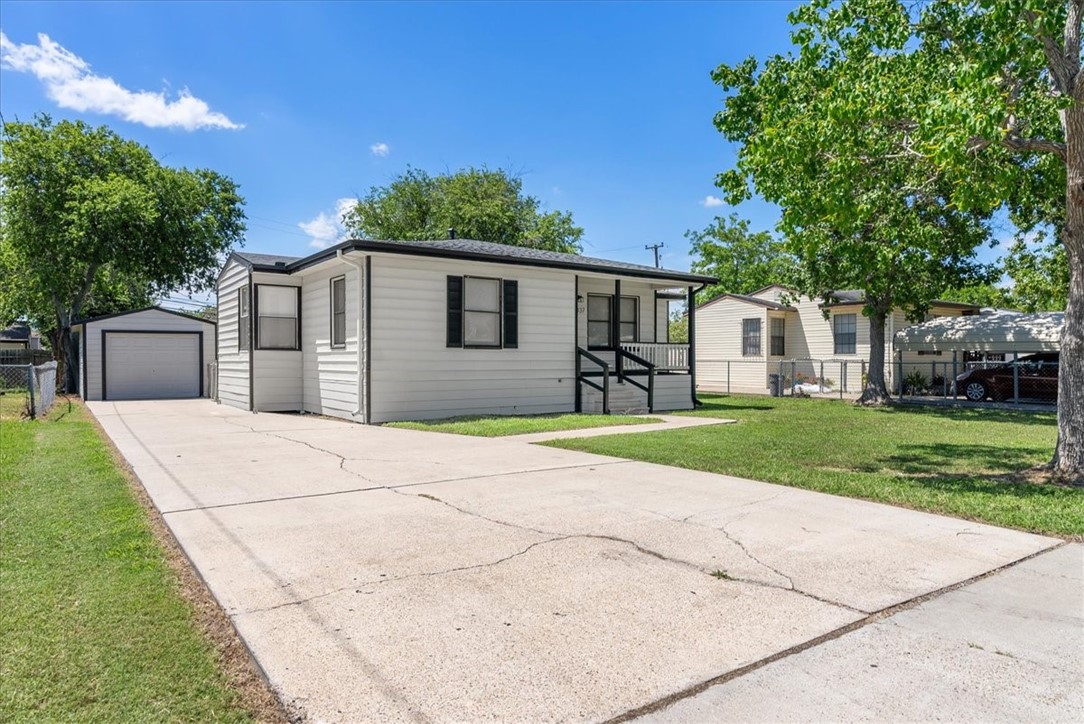 1337 Daytona Dr Property Photo 3