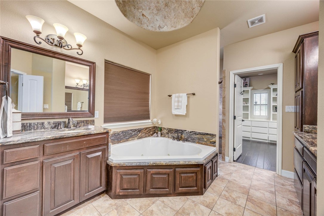 3722 Lake Hawkins Ct Property Photo 8