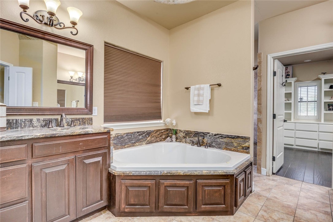 3722 Lake Hawkins Ct Property Photo 9