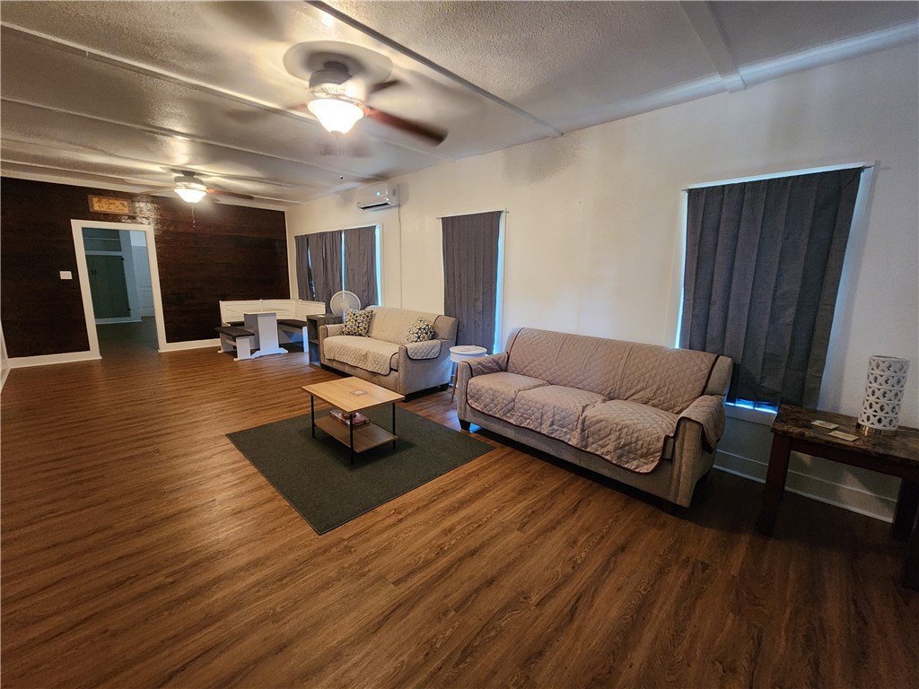 1613 6th St Property Photo 2