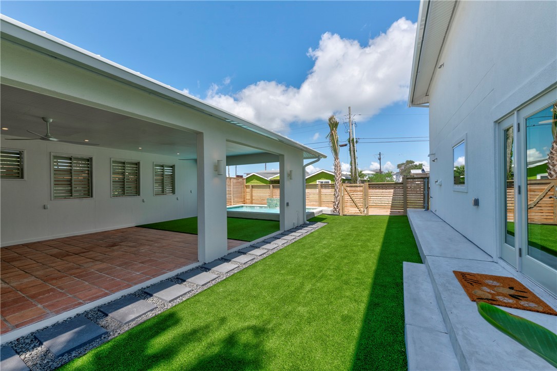 416 E Avenue C Ave Property Photo 2