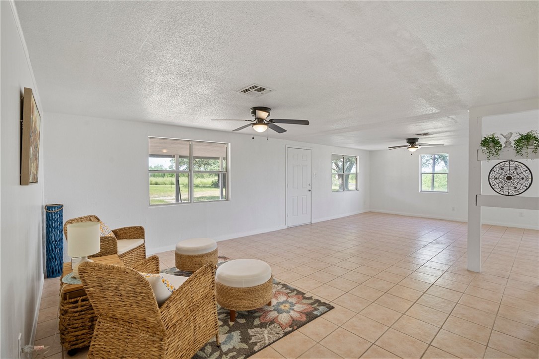 128 Live Oak Ln Property Photo 9