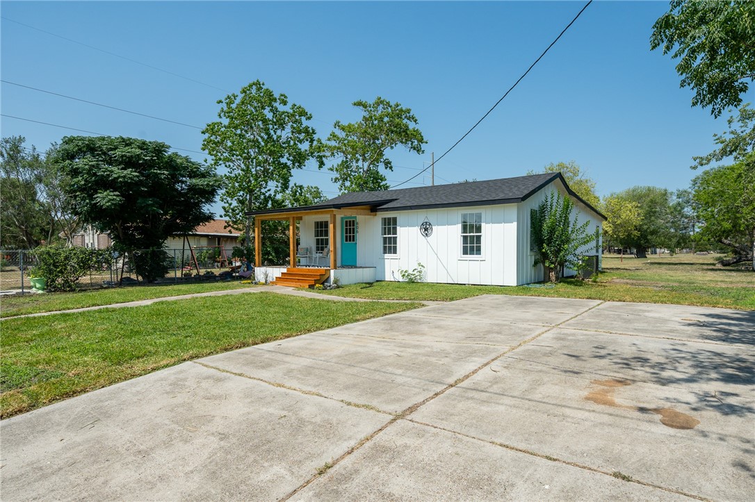 606 Avenue F Property Photo 4