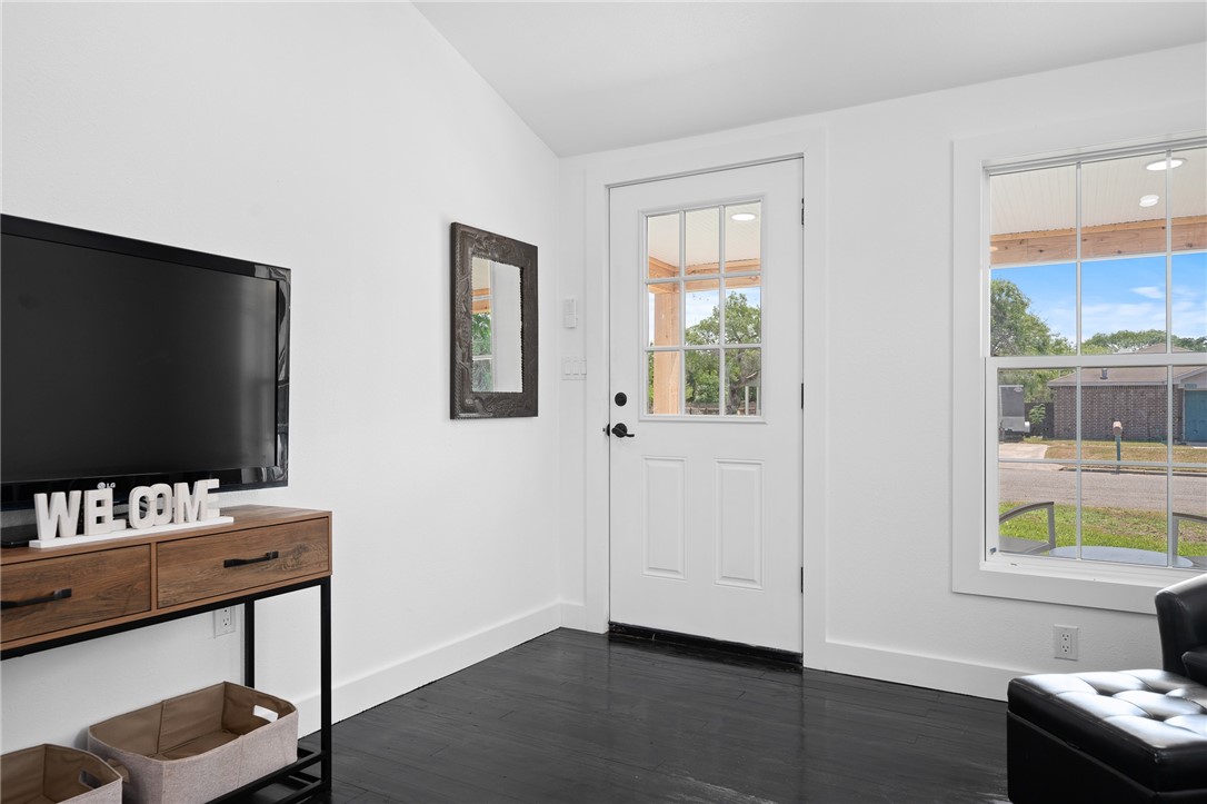 606 Avenue F Property Photo 5