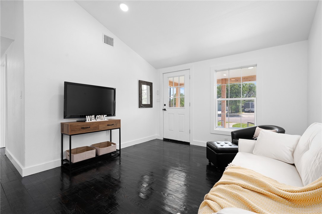 606 Avenue F Property Photo 8
