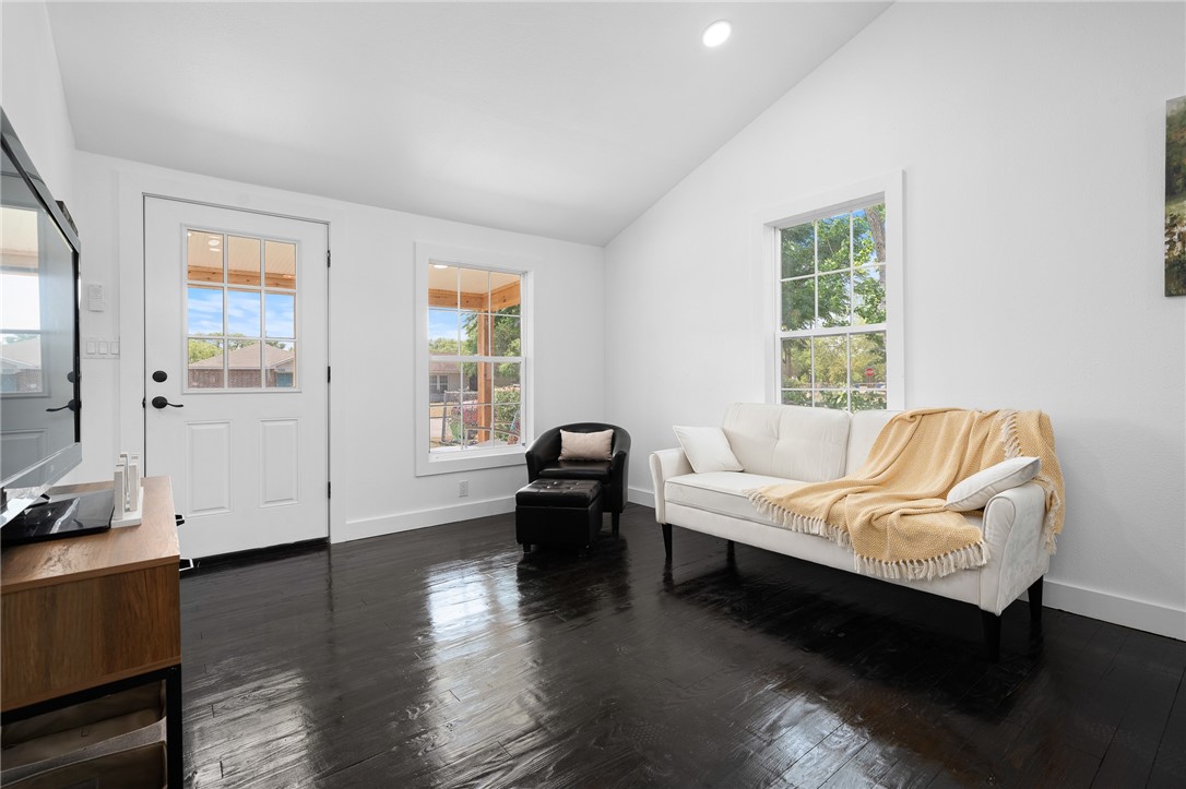 606 Avenue F Property Photo 9