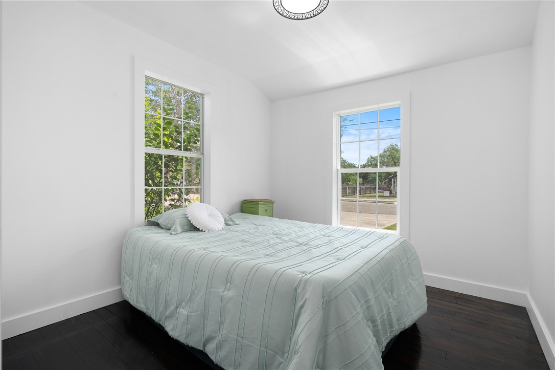 606 Avenue F Property Photo 28