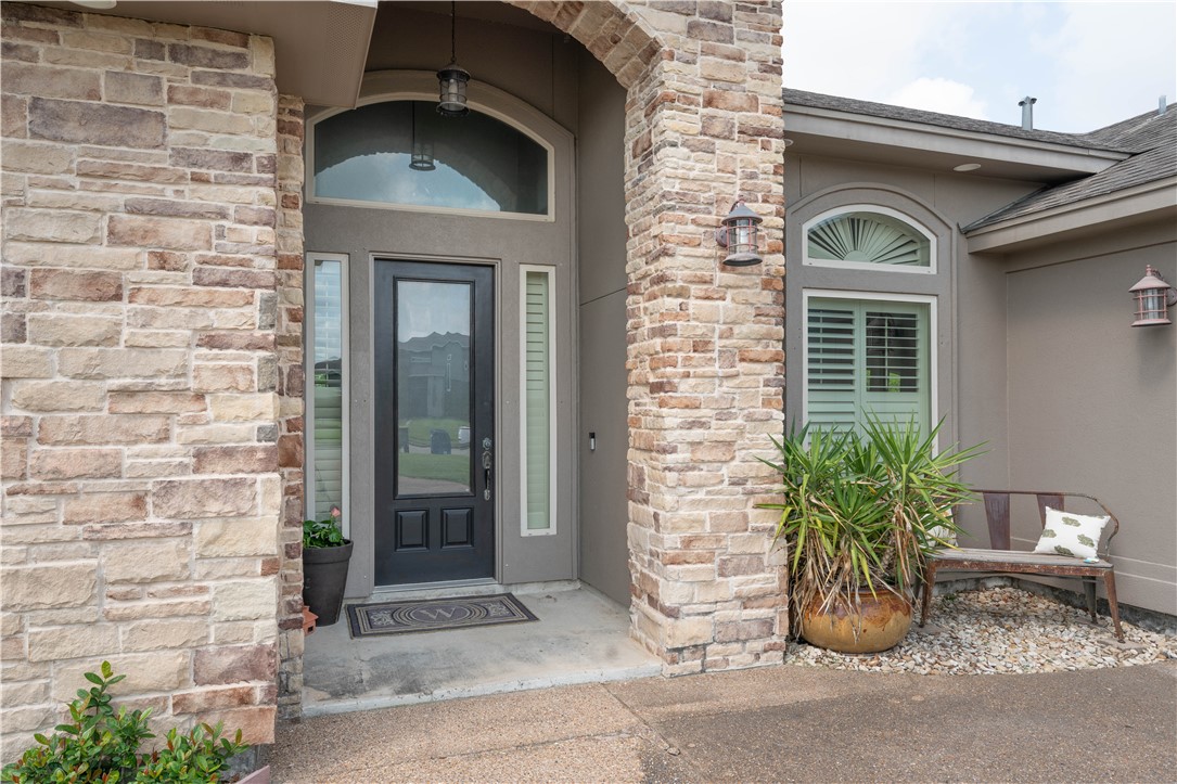 5806 Lago Vista Dr Property Photo 3