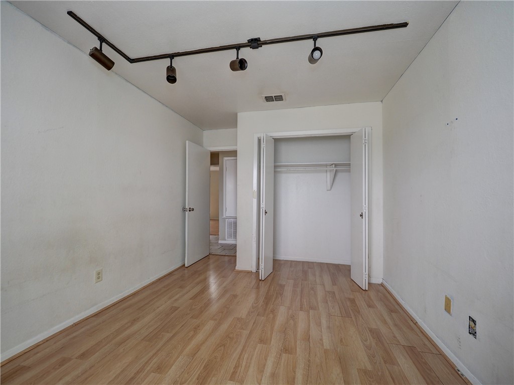 2100 Memorial Pkwy Property Photo 20