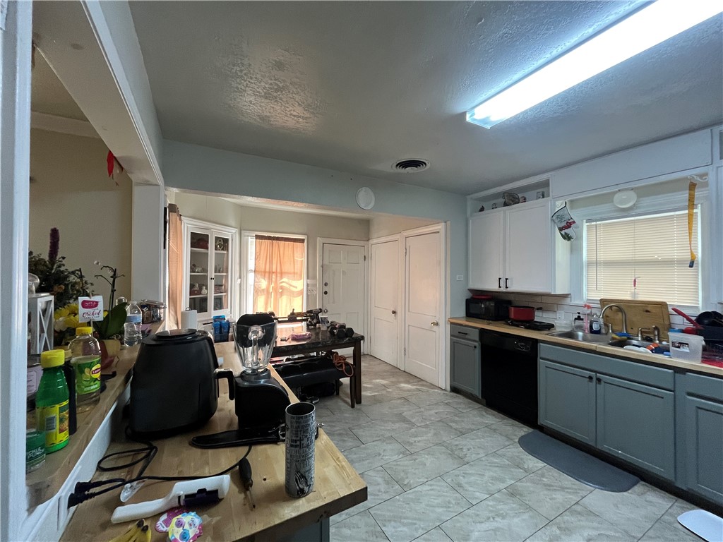1253 Logan Ave Property Photo 2