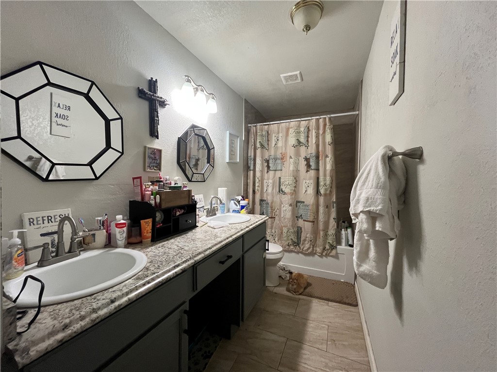 1253 Logan Ave Property Photo 4