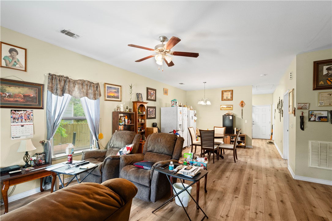 105 E Elm St Property Photo 4