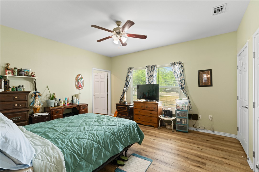 105 E Elm St Property Photo 9