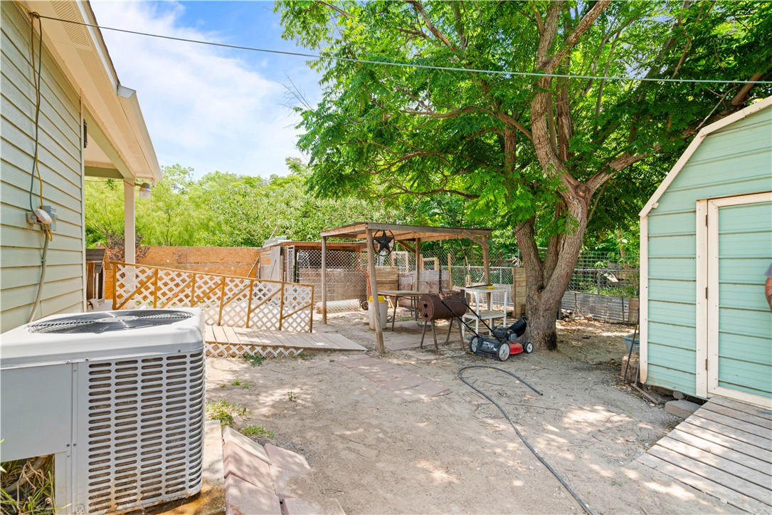 105 E Elm St Property Photo 16