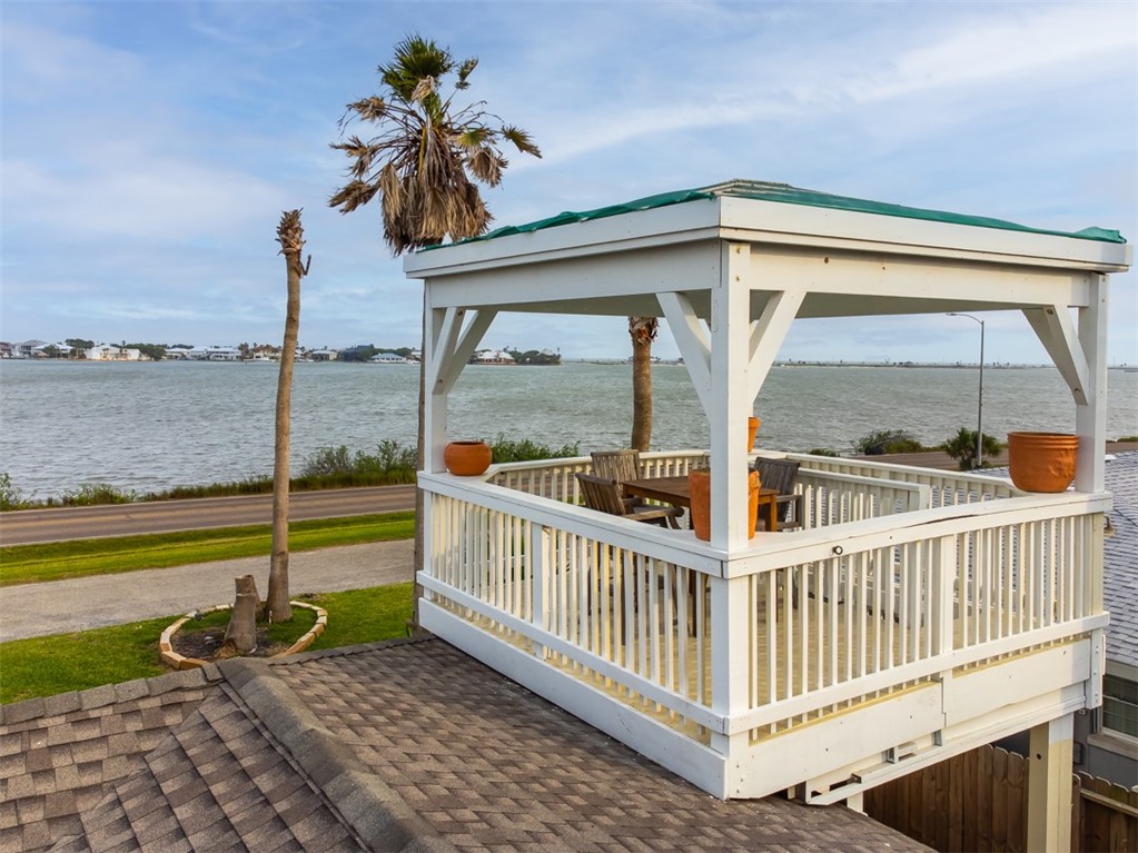 1703 Bayshores Property Photo 2