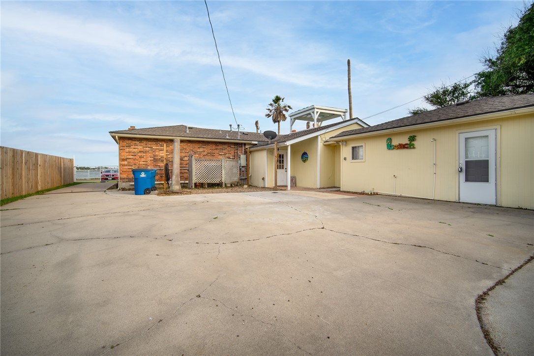 1703 Bayshores Property Photo 25
